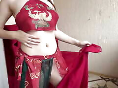 中国服装美学中的脱衣舞用不同的玩具手淫。