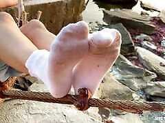 女神脚在肮脏的白色袜子特写对海日落