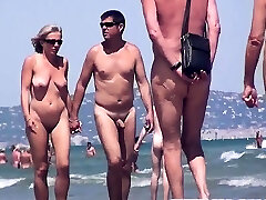 couples de mature go to bdsm amateurs nus marchant sur la compilation de la plage