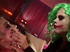 Pretty babe xxx prostitot thai lesbians4 loves dressing up as Harley Quinn