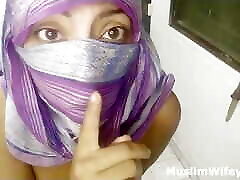 sexy geile milf in hijab niqab muslimischer araber masturbiert sprudelnde spritzende muschi auf live-webcam