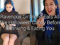 ausgehungerte freundin isst alle halloween-süßigkeiten, bevor sie schrumpft und dich isst