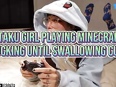 fille otaku jouant à minecraft et pipe avalant du sperme ft. ambre kai