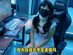 चीनी गेमर-लड़की खेल के दौरान भी मुर्गा के लिए पहुंचती है - विशेष एशियाई
