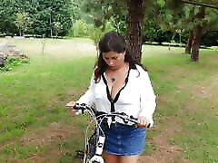 une étudiante aux gros seins expressiagirl baise et jouit sur un vélo dans un parc public!