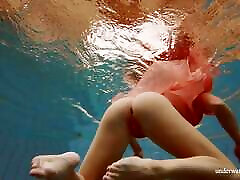 la nena rusa más caliente de cuerpo perfecto deniska en la piscina
