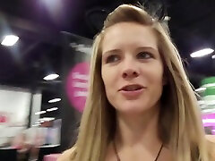 New ungarische hot sex And Candie Cane In Exxxotica Convention Pee