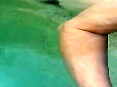 horny bella se frotte la bite dans la piscine publique