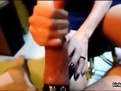 доит, шлепая меня по яйцам
