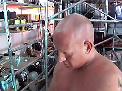 рабочие фабрики заставляют двух милф -брюнеток трахаться во время перекура