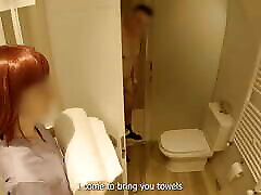 डिक फ्लैश! मैं होटल की सफाई करने वाली लड़की को आश्चर्यचकित करता हूं जो बाथरूम में प्रवेश करती है और मुझे एक ब्लोजोब देकर खत्म करने में मदद करती है