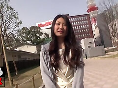 एशियाई महिला चालक से पता चलता है उसके स्तन के साथ प्रति मुख