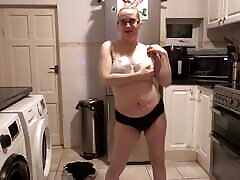 moglie stripping nudo in cucina