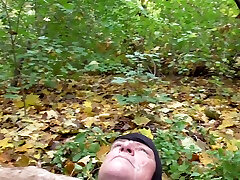 séance de crachats dans la forêt par femdom autriche