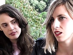 ersties lesbisches paar genießt intime momente zu zweit