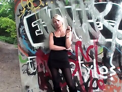 прелестная блондинка курит сигарету на открытом воздухе от femdom austria