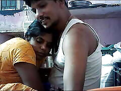 esposa india de la gay na favela besos calientes en el marido