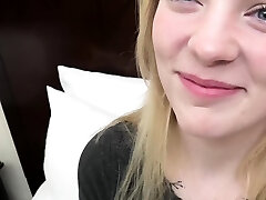 jest 18-letnią blondynką z dziewicą jak cipką