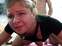 der trainer sah meine übungen und zeigte mir, wie man yoga richtig macht - nigonika hot porn 2024