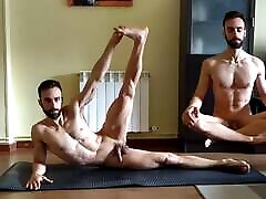 practicando yoga completamente desnudo en casa