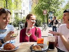 ersties drei mädchen genießen lesbischen sex in der frühlingsferien
