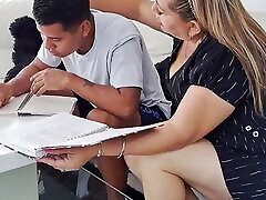 aiuto il mio figliastro con i suoi compiti, ma il suo cazzo mi distrae - parte 2-riempie la mia figa