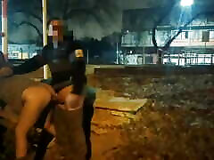 fille clignotant nue dans la rue baise en voyeurs publics et attrapée par la police