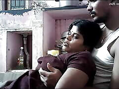 भारतीय हाउस पत्नी होठों पर चुंबन