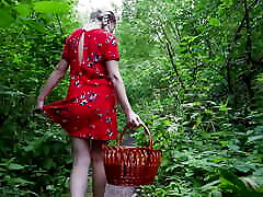 性交年轻Una仙女在森林里，而她是采摘浆果