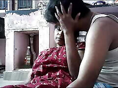 भारतीय गर्म घर पत्नी चुंबन और स्तन दबाने