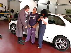 grande scopa nel meccanico & 039;s officina