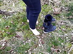 nalgadas con los pies descalzos en el bosque - 600 bofetadas