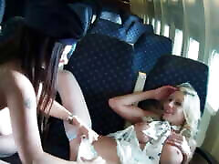 две стюардессы в самолете играют со своими фаллоимитаторами в своих тугих кисках
