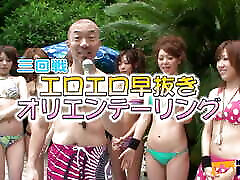 जापानी लड़कियों झाड़ियों के साथ खुश खिलौने और झटका कुछ लोग पूल में पार्टी में