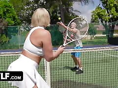 mellanie adore jouer au tennis, mais plus encore, elle adore sucer la bite juteuse d&039;oliver - mylf