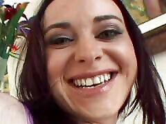 des yeux verts, un beau visage, un trou du cul affamé et une chatte rendent cette fille parfaite
