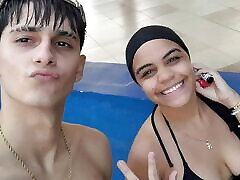 STEPBROTHER COUPLE RECORD THEMSELVES FUCKING BUT BEFORE THAT THEY ARE GOING TO TAKE SOME PICTURES IN THE POOL - anijila joly punjabi sxy movies IN SPANISH