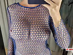ड्रेसिंग रूम में भारी स्तन के साथ पारदर्शी कपड़े पहनने की कोशिश करें । मुझे फिटिंग रूम में देखो