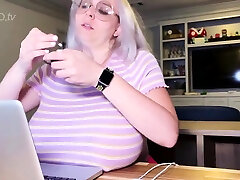 милфа блондинка с большими сиськами играет на камеру в lesbianismo tenn порно