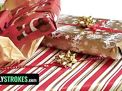 belle-mère aux seins énormes et sa belle-fille se font défoncer par le vilain père noël-teamskeet