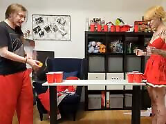 un cattivo coppia è giocando un gioco di striscia pong