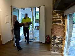 der paketzusteller kommt, um mir ein paket zu bringen und ich gebe ihm einen überraschungs-blowjob