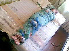 नंगे stripped anal job लड़की mummified में एक bedsheet
