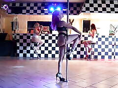 noochka seduce marie & lety con unincredibile dimostrazione di pole dance per terminare con un trio lesbico e squirt!