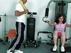 жаждущая члена шлюха из спортзала с идеальным телом и натуральными сиськами-это