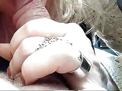 heiße milf joanne gibt auto blowjob
