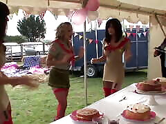 fête de groupe avec kit lee et kat lee sont des putes avec deux
