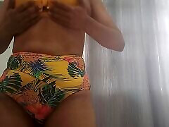 Stepmom with that ass masturbates rich in her pussy excited, moves rich and her tits get hard.