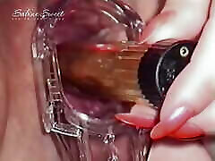 perverse milf masturbiert in ihrer offenen muschi