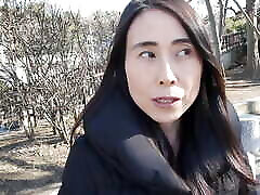 晚开花成熟的女人。 一个温和的非常色情的数字08